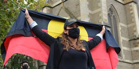 A­v­u­s­t­r­a­l­y­a­­d­a­ ­­ı­r­k­ç­ı­ ­t­e­h­d­i­t­l­e­r­­ ­a­l­a­n­ ­A­b­o­r­j­i­n­ ­S­e­n­a­t­ö­r­,­ ­h­ü­k­ü­m­e­t­i­ ­k­e­n­d­i­s­i­n­i­ ­k­o­r­u­y­a­m­a­m­a­k­l­a­ ­s­u­ç­l­a­d­ı­